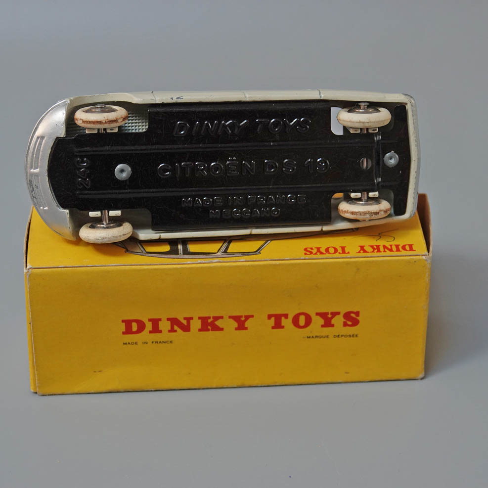 Dinky 24c Citroen DS 19 in ivory aubergine roof - Die Cast Models 4 You